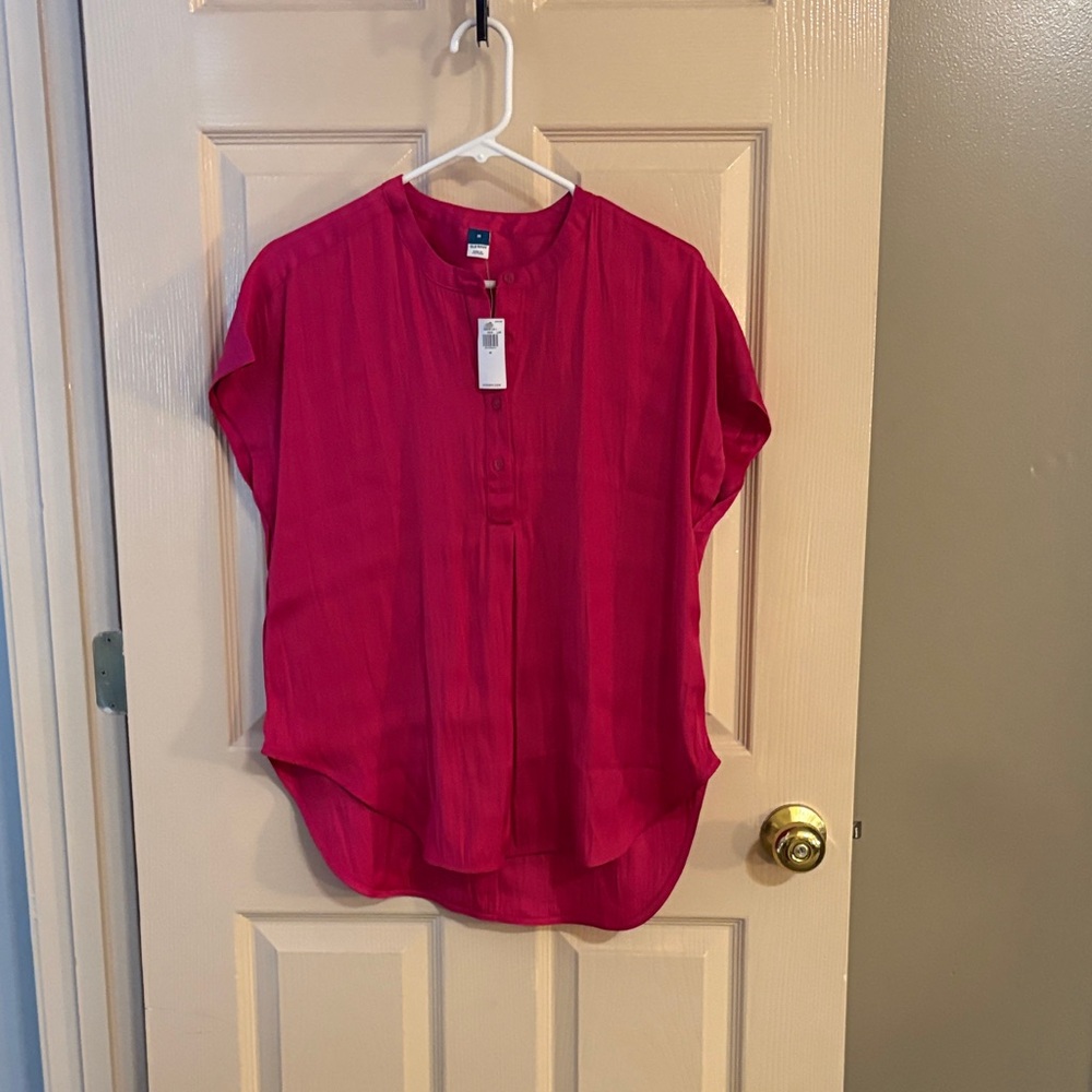 NWT Old navy satin fuchsia Henley shirt. Size medium.